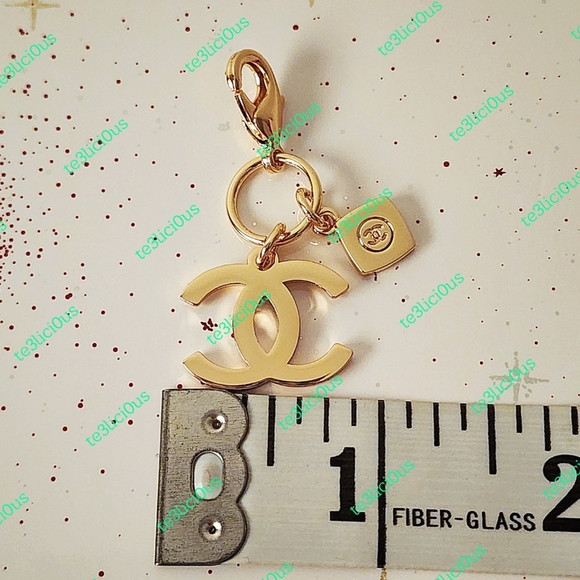 CHANEL 2023 HOLIDAY CC LOGO CHARM - Picture 4 of 4